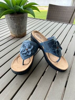 Clarks Merliah 2 Kyla Denim Blue Floral leather Thong Sandals 7.5 M